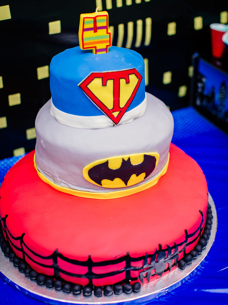 #Superhero Birthday #Cake! https://www.simonemadeit.com/superhero-birthday-party/