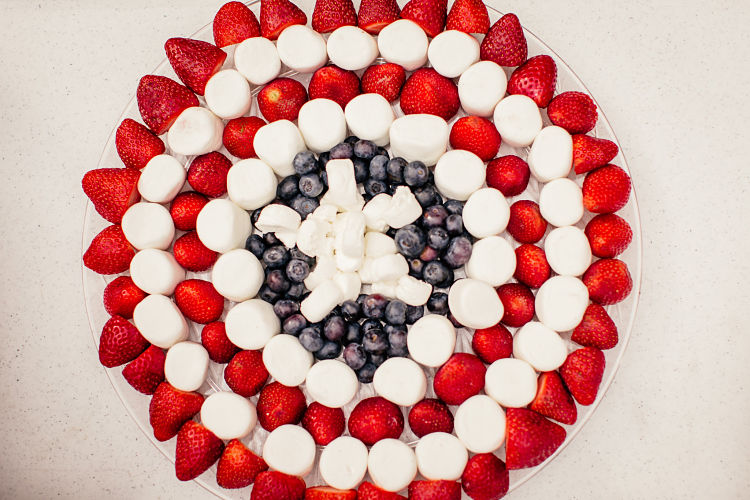 I love this idea! Use any fruit to create your very own #Superhero Bulls-Eye! Featuring SIMONEmadeit Party Printables https://www.simonemadeit.com/superhero-birthday-party/