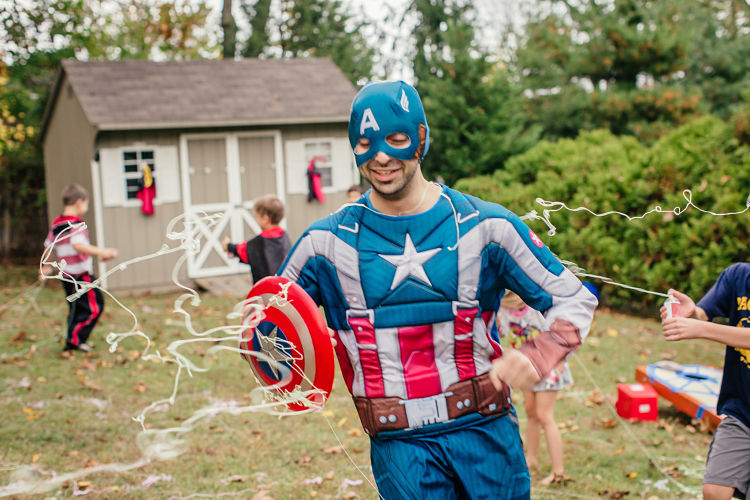 A great idea for a Superhero Birthday Party is a spider web fight! Lots of fun! Featuring SIMONEmadeit Party Printables https://www.simonemadeit.com/superhero-birthday-party/