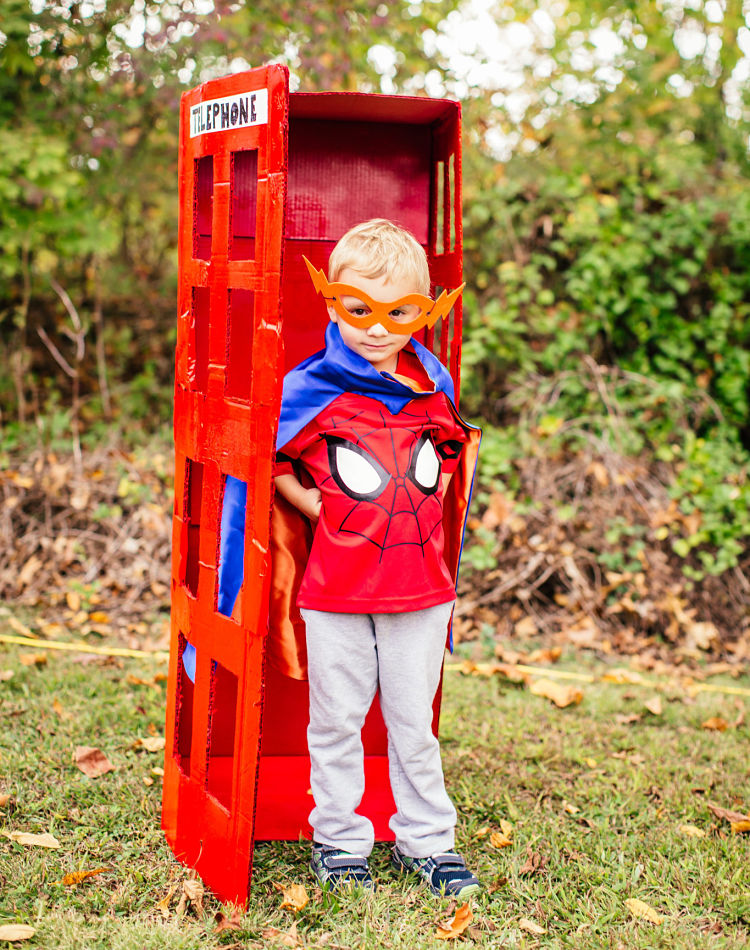 Super-cool and super-simple DIY #Superhero Telephone Booth!  https://www.simonemadeit.com/superhero-birthday-party/